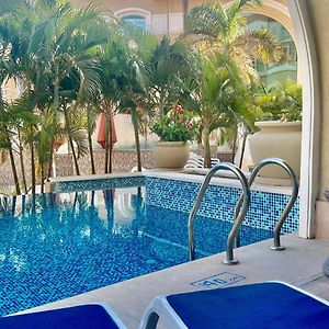 Deluxe Zimmer mit Kingsize-Bett und mit Schwimmbadblick